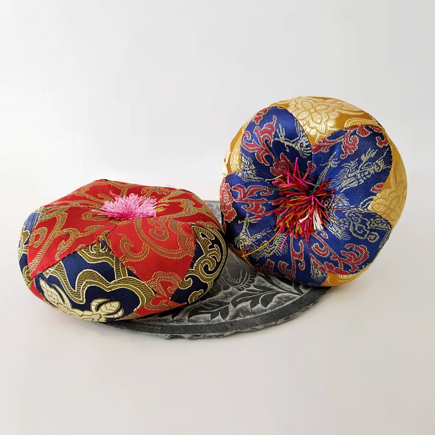 Singing Bowls Cushion: M / Kimono silk / Assorted Colors